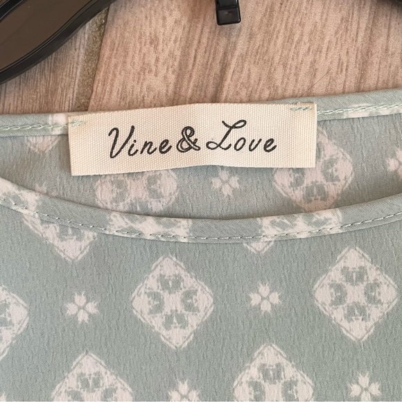 Vine & Love Ladies short sleeve blouse , size small. - Picture 3 of 4
